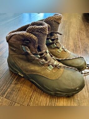 MERRELL INSULATED WOMENS HIKING BOOTS, ONLY WORN ONCE!
